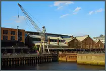 Der Nedre Elvehavn ist eine ehemalige Werft in Trondheim, deren alte Lagerhallen inzwischen als Einkaufszentrum und f�r Restaurants genutzt werden. Daneben entstanden auch zahlreiche neue Wohn- und Gesch�ftsh�user. Am 24.05.2023 taucht die Abendsonne die alten Kaianlagen in warmes Licht.