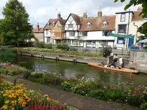 Canterbury, H�user an der Stra�e Westgate Grove am Great Stour Kanal (02.09.2023)