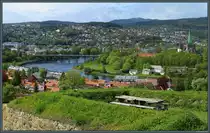In einer Schleife flie�t der Fluss Nidelva am Stadtzentrum von Trondheim vorbei. Rechts sticht der Nidarosdom hervor. (Festung Kristiansten, 26.05.2023)