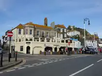 Hastings, Restaurants und Gesch�fte in der Rock-a-Nore Road (03.09.2023)