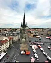 84 Meter hoch ist der Rote Turm auf dem Marktplatz in Halle (Saale). Fast auf gleicher H�he befinden sich die Hausmannst�rme, von denen die Aufnahme entstand.

🕓 18.7.2023 | 15:32 Uhr