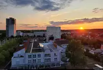 Sonnenuntergang in der Westlichen Neustadt in Halle (Saale). Im Vordergrund das Einkaufszentrum Eselsm�hle.

🕓 20.7.2023 | 21:01 Uhr
