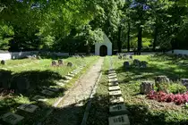 Badenweiler, der Ehrenfriedhof f�r die Gefallenen der beiden Weltkriege, erbaut von der Kriegsgr�berf�rsorge in den Jahren 1950-51, Aug.2023