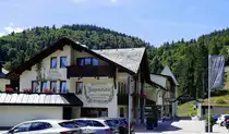 Schwarzwald, am Fu�e des 1414m hohen Belchen, neben der Talstation der Seilbahn, steht das Hotel  J�gerst�ble , Juli 2022