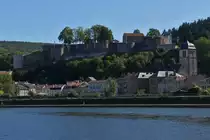 Die Burg von Sierck-les Bains erbaut am Felshang nahe der Mosel, nahe dem Dreil�ndereck Frankreich Deutschland Luxemburg, aufgenommen bei einer Schiffsreise auf der Mosel. 09.2023