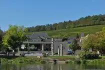 Am Ufer der Mosel stehen diese Drei mit Sternen geschm�ckten S�ulen auf dem Europlatz, vor dem Museum in Schengen, nahe dem Dreil�ndereck Luxemburg – Frankreich – Deutschland. Aufgenommen bei einer Schiffrundfahrt auf der Mosel. 09.2023