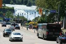 Eigentlich habe ich mir die Wasserf�lle h�her vorgestellt. Aber als Fotograf wei� ich ja, was man aus Dingen machen kann. Am atemberaubensten finde ich es aber, wenn man aus einen Teil der Stadt auf die Wasserma�en schaut, die �ber die Abbruchkante des American Falls st�rzen. Hier der Blick aus Falls Avenue.