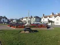 Aldeburgh, Denkmal und H�user am Market Cross Place (07.09.2023)