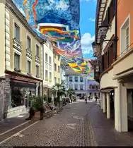 Sehr einladend pr�sentiert sich die Haupt-Gesch�ftsstra�e von Tiengen (Waldshut-Tiengen). Auch ist es durch die aufgespannten und bunt bemalten T�cher herrlich schattig, sodass man selbst die Mittagshitze hier sehr entspannt aushalten kann.

🕓 28.7.2023 | 11:08 Uhr