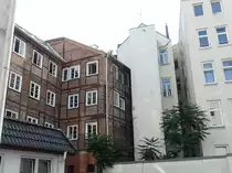 Hamburg-Neustadt am 21.6.2023: im Hinterhof des Wohngesch�ftshauses Dammtorstra�e 21, zu sehen sind die R�ckseiten der H�user Esplanade Nr. 29, erbaut um 1830 und das Etagengesch�ftshaus Colonnaden Nr. 21, erbaut 1878 bis 1879 /