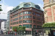 Hamburg-Neustadt am 21.6.2023: Dammtorhaus an der Dammtorstra�e 14-15, erbaut 1908, Architekten Frejtag und Elingius, die Fassade besteht aus rotem Maisandstein und schm�ckenden Ornamenten (Denkmalliste Nr. 29176) /