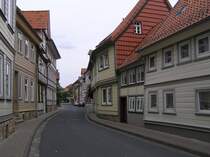 Die Stra�e  Marienvorstadt  in Osterode am Harz. Vorne rechts in der Mitte steht das kleinste Haus der Stadt. 