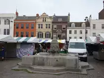 Cambridge, H�user und Brunnen am Market Hill (08.09.2023)