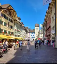 Gesch�ftig geht's auch zum Sonntag in der Waldshuter Kaiserstra�e zu. Im Hintergrund ragt das Obere Tor empor.

🕓 30.7.2023 | 17:02 Uhr