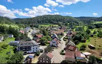 Blick auf den Blumberger Ortsteil Epfenhofen w�hrend eines Ausflugs mit der Sauschw�nzlebahn, die hier ein Viadukt bef�hrt.

🕓 30.7.2023 | 14:23 Uhr