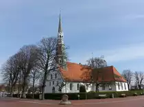 Heide/Holstein am 10.4.2023: Die St.-J�rgen-Kirche ist eine evangelisch-lutherische Kirche in Heide (Holstein). Sie steht an zentraler Stelle an der S�dwestecke des Marktplatzes.
