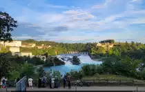 Am Abend vor dem Schweizer Nationalfeiertag in Neuhausen am Rheinfall: Die Sonne legt sich bald schlafen, aber die Besucher werden immer zahlreicher und warten auf das Feuerwerk, das traditionell am 31. Juli �ber dem Rheinfall gez�ndet wird. Vorher gibt es noch eine Flugshow des PC-7 Teams und des Super Puma Display Teams der Schweizer Luftwaffe.
Die Flugzeuge sind auf dem Bild ganz klein zu sehen: am linken Bildrand �ber dem Schornstein. Wer erkennt sie?

🕓 31.7.2023 | 20:06 Uhr