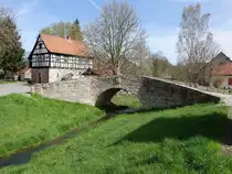 R�bsch�tz, alte Steinbr�cke �ber den Wiedabach und Gemeindehaus (22.04.2023)