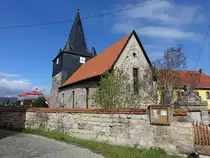 Kleinliebringen, evangelische Dorfkirche, erbaut um 1200, Kirchenschiff verl�ngert im 18. Jahrhundert (23.04.2023)
