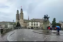 Grossm�nster und Denkmal des ehemaligen Z�rcher B�rgermeisters Hans Waldmann (1435–1489), fotografiert an der M�nsterbr�cke in Z�rich (CH).
Wegen des regnerischen Wetters konnte man dieses Motiv nahezu ungest�rt fotografieren.

🕓 1.8.2023 | 14:25 Uhr