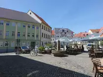 Ronneburg, Marktbrunnen und Geb�ude am Marktplatz (24.06.2023)