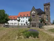 Ronneburg, Schloss, erbaut ab 1200, erweitert im 15. Jahrhundert, der vordere historistische Bau mit Turmgeb�ude wurde Ende des 19. Jahrhunderts als Wohnung f�r die Amtsleute erbaut (24.06.2023)
