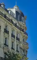 Typisch Pariser Architektur in form eines sch�nen und anspruchsvollen Wohnhaus in der inneren Stadtgebiet von Paris. Foto: Juni, 2023.