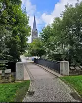 Eines der Wahrzeichen von Aschersleben ist die 1507 er�ffnete St.-Stephani-Kirche, im �brigen gr��te Stadtkirche Sachsen-Anhalts. Ihr leicht windschiefer Turm konnte an der Einebr�cke s�dlich der Badergasse zwischen B�umen eingefangen werden.

🕓 16.8.2023 | 11:45 Uhr