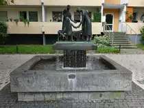 Zwickau, Tuchmacherbrunnen von 1984 in der Katharinenstra�e (13.08.2023)