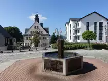 Bernsbach, Dorfbrunnen und Rathaus an der Stra�e der Einheit (19.08.2023)