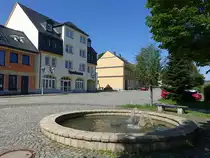 Gr�nhain, H�user und Brunnen am Marktplatz (19.08.2023)