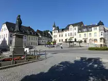 Hartenstein, Paul Fleming Denkmal und H�user am Marktplatz (19.08.2023)