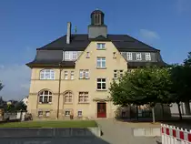 Burkhardtsdorf, Rathaus am Markt, stattlicher Putzbau mit Mansarddach und Dachreiter, erbaut 1920 (20.08.2023)