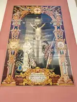 Wandbild Santisimo Cristo del Mar, Nuestra Se�ora de los Dolores coronada y San Juan de la Palma mit bemalten Keramikfliesen bei der Basilica Santa Maria in Alicante, 13.11.2023