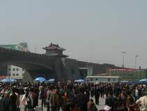 Der Bahnhofsvorplatz und die Stadtmauer in Xi'an. Der Zugverkehr in China transportiert gewaltige Menschenmengen. Es bestehen bequeme und moderne Nachtverbindungen zwischen den gro�en Orten. April 2006