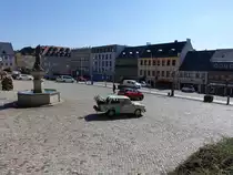 Hohenstein-Ernstthal, Brunnen Kalte Hedwig und H�user am Altmarkt (16.09.2023)