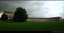 Bath - The Royal Crescent (Architekt John Wood der J�ngere)  1767 entstand der Royal Crescent (dt. k�niglicher Halbmond), ein halbkreisf�rmiger Platz, der an der offenen Seite den Blick in einen englischen Garten er�ffnet. Im Gegensatz zu den bewegten Grundrissformen der Stadterweiterung steht die architektonische Gestaltung der Hausfassaden. Die Kolossalordnung der Halbs�ulen und Pilaster �ber einem Sockelgeschoss, hinter der sich Reihenh�user befinden, wird fast immer ohne Akzentuierung und Rhythmisierung um das Platzrund gef�hrt.  Quelle: Wikipedia