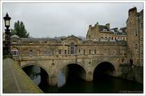 Bath - Pultney Bridge.  Die von L�den ges�umte Br�cke im palladianschen Stil, die weitgehend nach den Pl�nen von Robert Adam restauriert wurde, war ein wichtiger Faktor in den Pl�nen der Pultneys, ihr Land am anderen Flussufer zu erschlie�en. Adams schwebten beim Entwurf der Ende 1773 fertiggestellten Br�cke ganz offensichtlich Ponte Vecchio und die Rialto-Br�cke vor.  Quelle: Pitkin Stadtf�hrer Bath