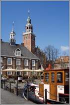 Hinter dem Haus des Handwerks �berragt der Rathausturm die Stadt. Scan eines Dias aus dem Jahr 2005.