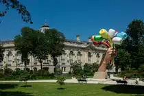 “Bouquet of Tulips” by Jeff Koons (Tulipes de Jeff Koons). Eine aussergew�hnliche Installation in Paris, fotografiert in Juni, 2023.