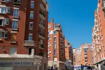 Stilistisch einheitliche Mehrfamilienhauser in Paris. Die Aufnahme stammt von Juni, 2023.