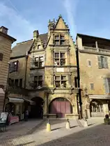 Sarlat, Haus La Bo�tie, Sp�tgotisches B�rgerhaus aus dem 16. Jahrhundert, 17.12.2022