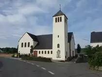 Ernzen, kath. Pfarrkirche St. Markus, barockes Langhaus von 1731 (22.06.2022)