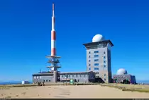 Sendemast, Brockenhotel und Brockenhaus bei bestem sp�tsommerlichen Wetter, ohne Wind, ohne viele Menschen und ohne Wolken am Himmel.

🕓 5.9.2023 | 15:13 Uhr