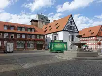 Bad Gandersheim, Geb�ude und Brunnen am Stiftsfreiheitsplatz (29.09.2023)