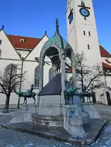 Der St.-Mang-Brunnen in Kempten hat an den vier Ecken die Skulpturen einer von einem Knaben gerittenen Hirschkuh, einem Hirsch, einem Steinbock und einem Einhorn. Im Zentrum befindet sich eine Heiligenfigur. (November 2023)