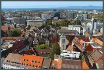 Das Freiburger M�nster bietet einen sch�nen Blick �ber die Freiburger Altstadt. Zu sehen ist hier die westliche Altstadt mit der Universit�tskirche, der Kirche St. Martin und der Herz-Jesu-Kirche im Hintergrund. Etwa in Bildmitte befindet sich das Neue Rathaus. (Freiburg im Breisgau, 28.09.2023)