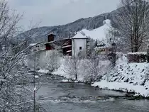 Das Geb�ude der Freiwilligen Feuerwehr Pfronten-Berg befindet sich neben einem  einsamen  Turm direkt hinter der Vils. (Pfronten, November 2023