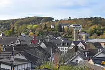 Bad M�nstereifel - Blick von der Burg �ber die Stadt und der St. Chrisanthus und Daria Kirche bis zum Kurhaus - 08.11.2023