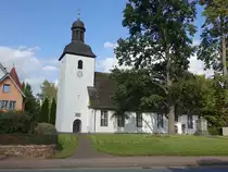 Lauenf�rde, evangelische St. Markus Kirche, erbaut 1569, nach Osten erweitert 1664, Kirchturm erbaut 1783 (30.09.2023)